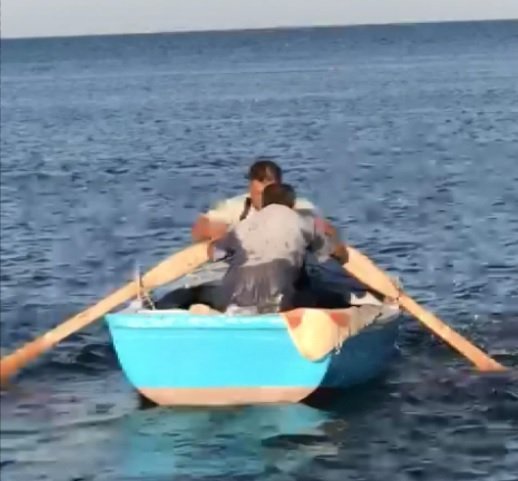 Balık tutmaya çalışırken boğulma tehlikesi geçiren kişiyi balıkçılar kurtardı