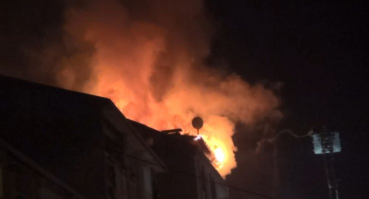 Esenyurt'ta 7 katlı binanın çatısı alev alev yandı