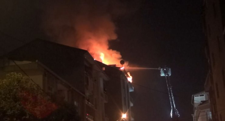 Esenyurt'ta 7 katlı binanın çatısı alev alev yandı