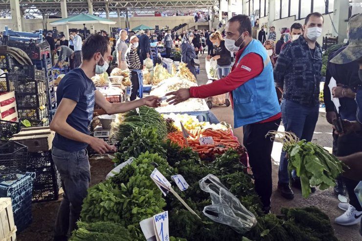 Kırıkkale'de pazarda koronavirüs kurallarına uymayanlara ceza
