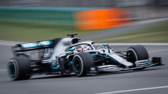 Hamilton Formula 1 tarihine geçti
