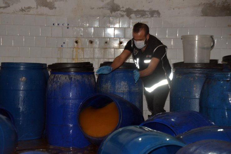 Adana’da ele geçirilen 7 bin 300 litre sahte içki imha edildi