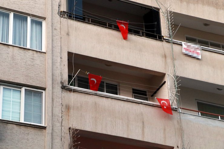 İskenderun'da patlamanın yaşandığı caddede teröre ‘Türk bayraklı’ tepki