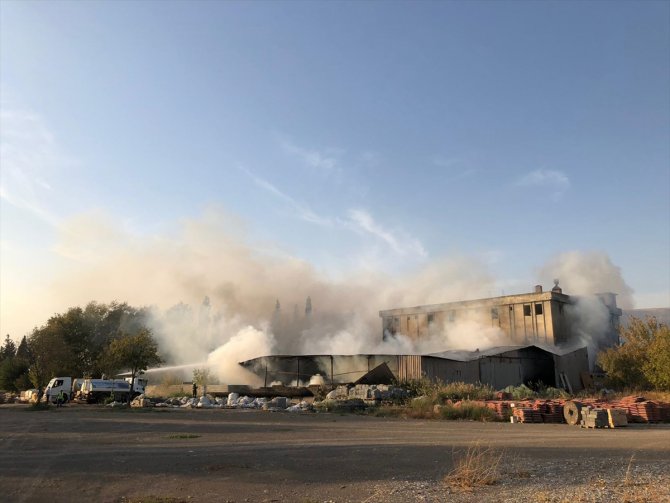 Kahramanmaraş'ta fabrikada çıkan yangına müdahale ediliyor