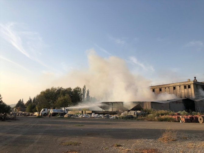 Kahramanmaraş'ta fabrikada çıkan yangına müdahale ediliyor