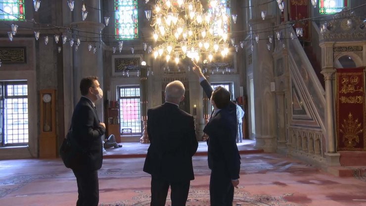 Laleli Camii'nde eleştirilere neden olan ampuller değiştiriliyor