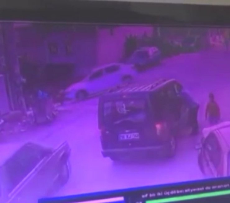 Sokakta oynayan 8 yaşındaki Özgür'e otomobilin çarpma anı kamerada