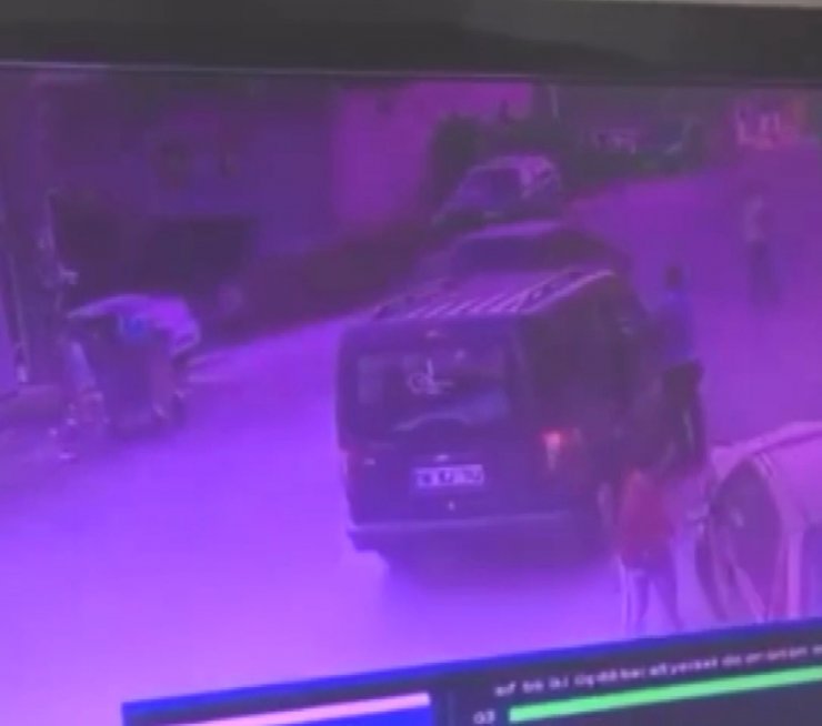 Sokakta oynayan 8 yaşındaki Özgür'e otomobilin çarpma anı kamerada