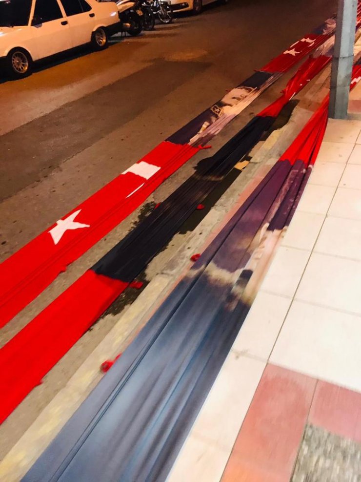 Türk bayrağının caddeye serilmesine soruşturma