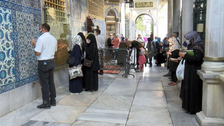 Vatandaşlar Eyüp Sultan Camii'ne akın etti