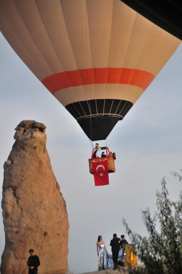 Kapadokya'da balonlar, Türk bayrakları ile havalandı