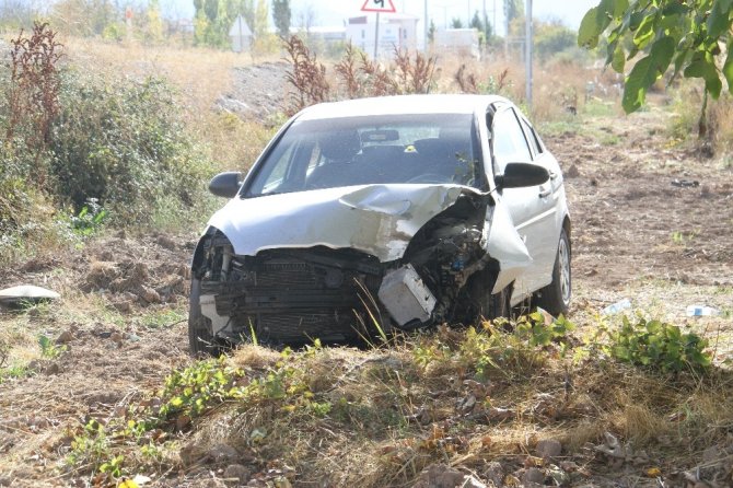 Konya'da direğe çarpan otomobil tarlaya düştü: 3 yaralı
