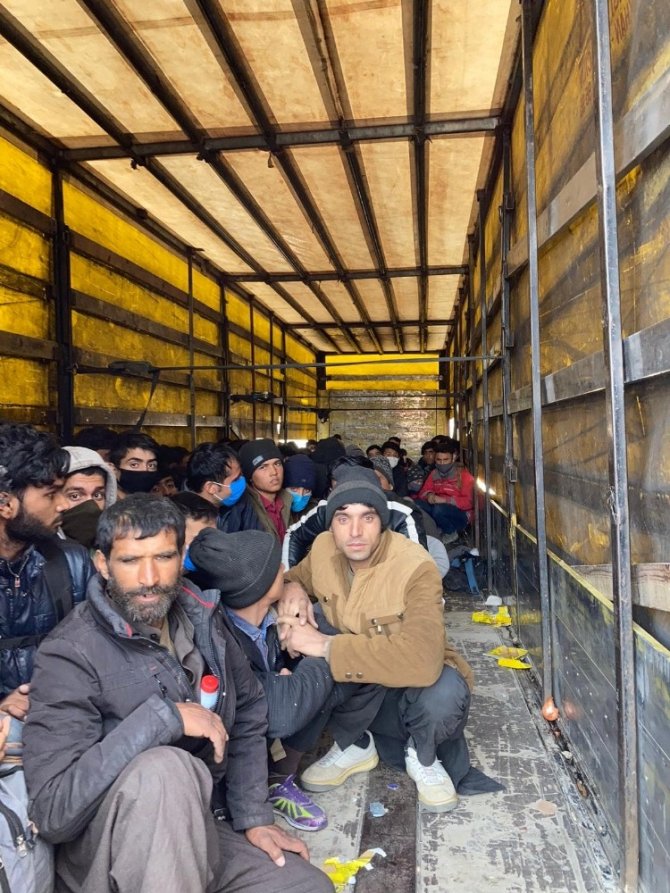 Tırla göçmen kaçakçılığı polise takıldı