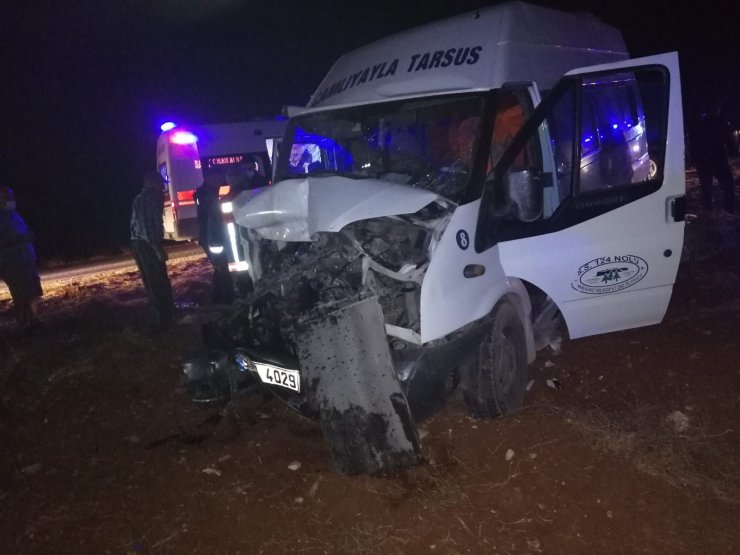 Traktör ile yolcu minibüsü çarpıştı: 8 yaralı