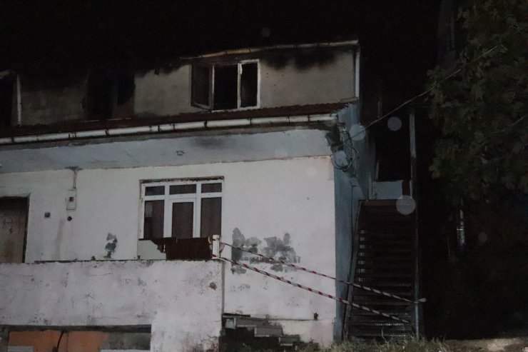 Çatı katı yangınında anne öldü, oğlu ile 3 itfaiye eri yaralandı