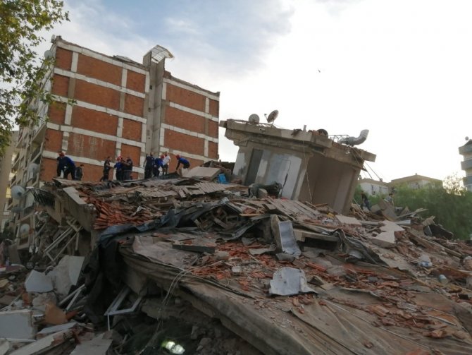 İzmir’deki depremde yıkılan binadan 7 kişi kurtarıldı