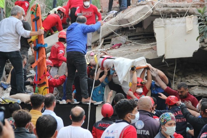 İzmir’deki enkazdan bir kişi daha kurtarıldı