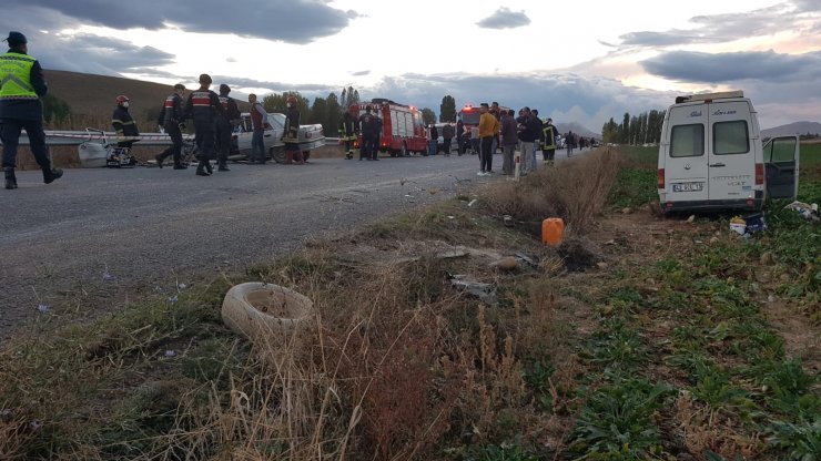 Konya'da tarım işçilerini taşıyan minibüs ile otomobil çarpıştı! 1 ölü, 15 yaralı