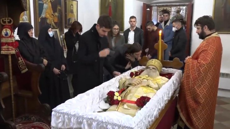 Karadağ'da koronavirüsten ölen başpiskoposu öperek uğurladılar