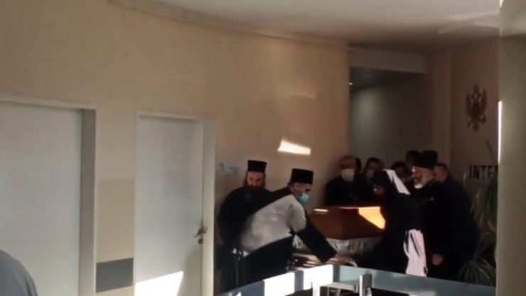 Karadağ'da koronavirüsten ölen başpiskoposu öperek uğurladılar