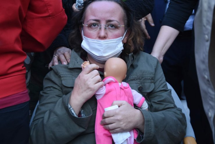 Meclis Başkanı Şentop, 4 kızı enkaz altındaki Nilay Yücel'i ziyaret etti