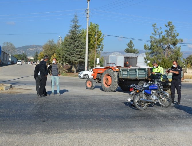 Motosiklet, akaryakıt istasyonundan ana yola çıkan traktöre çarptı:1 ölü