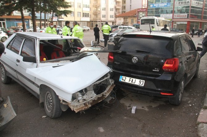Servis midibüsü araçlara çarptı: 3 yaralı