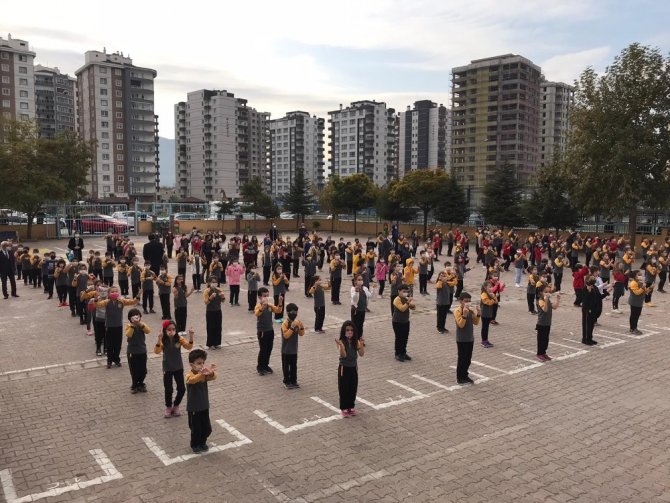 Müzik öğretmeninden öğrencilere ‘Maskeni Tak’ bestesi