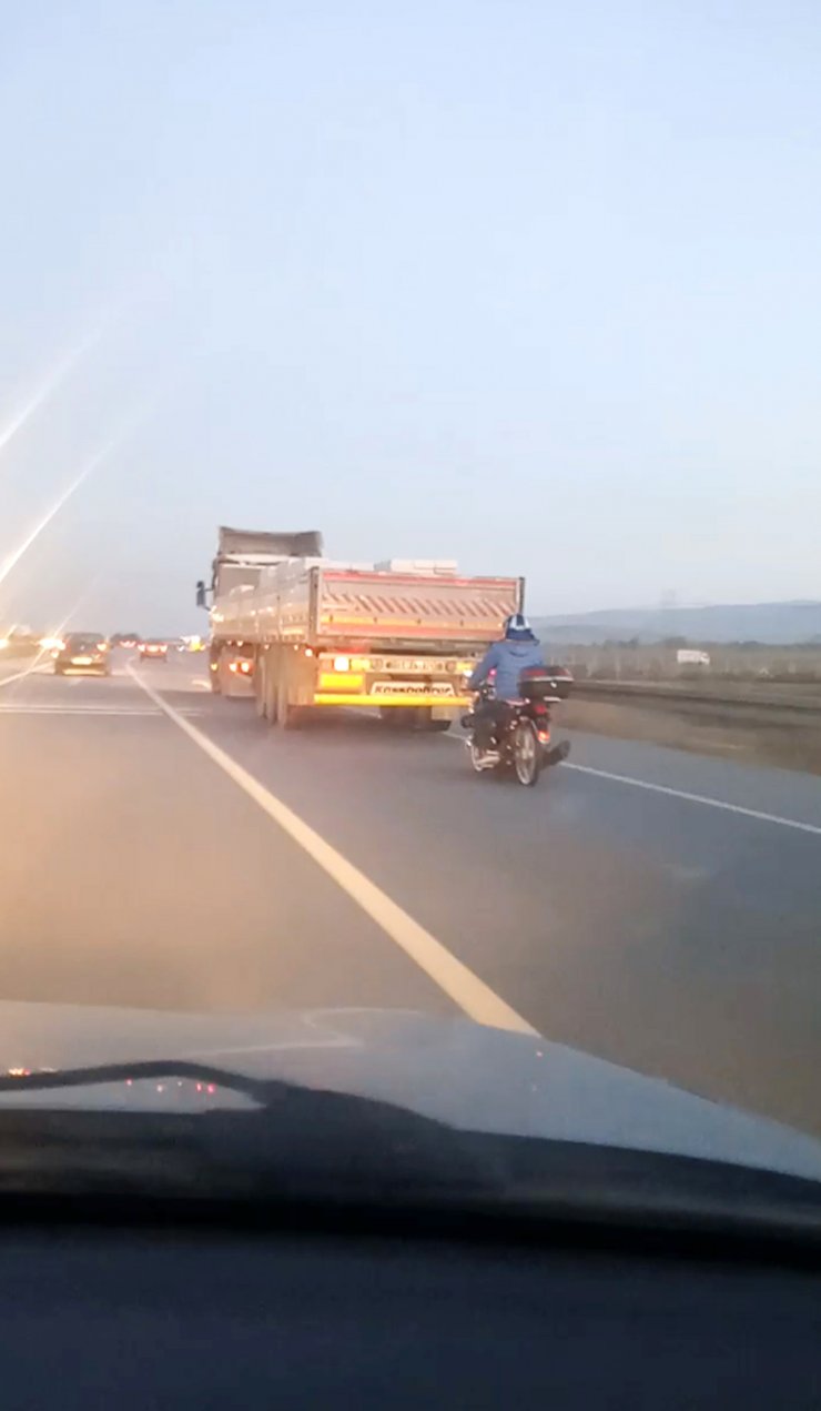 Motosiklet sürücüsünün Konya yolunda tehlikeli yolculuğu
