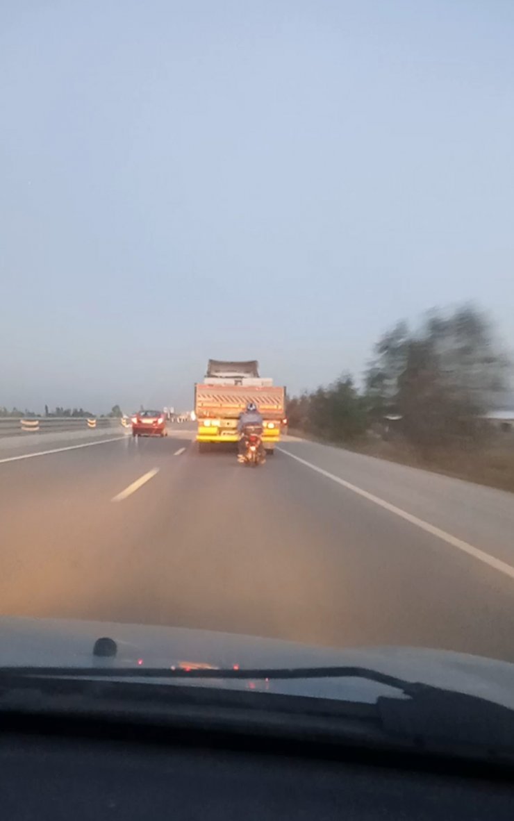 Motosiklet sürücüsünün Konya yolunda tehlikeli yolculuğu