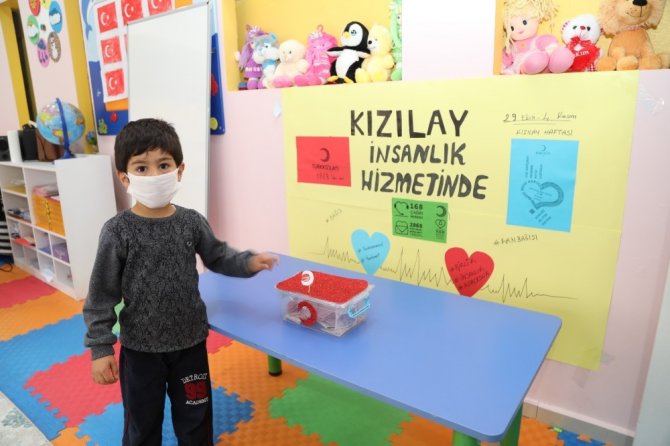 Minik öğrenciler kumbaralarındaki paraları depremzedelere gönderdi