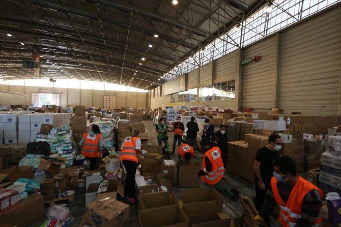 İzmir'e 331 araçlık yardım malzemesi ulaştı