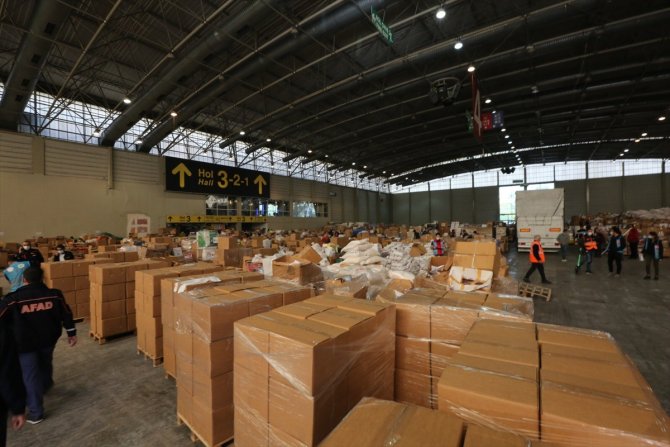 İzmir'e 331 araçlık yardım malzemesi ulaştı