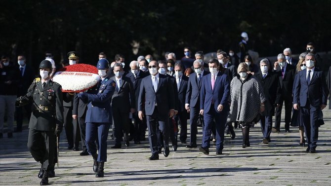 Bakan Çavuşoğlu ve merkezde görevli büyükelçilerden Anıtkabir'e ziyaret