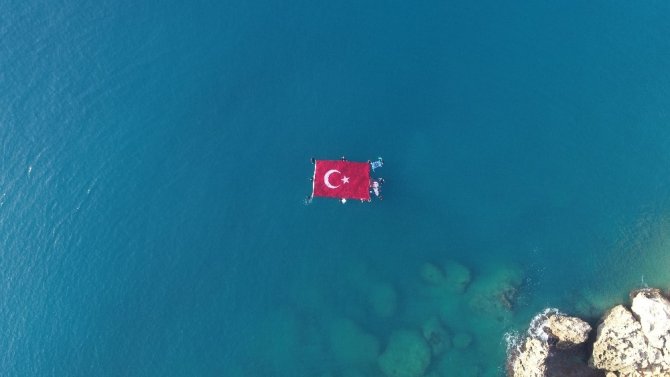 Antalya’da öğrenciler Ata’yı denizde açtıkları 54 metrekarelik bayrakla andı