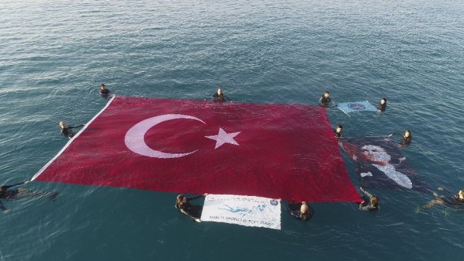 Antalya’da öğrenciler Ata’yı denizde açtıkları 54 metrekarelik bayrakla andı