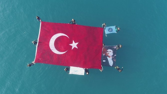 Antalya’da öğrenciler Ata’yı denizde açtıkları 54 metrekarelik bayrakla andı