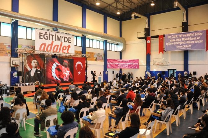 İzmir’in o ilçesinde üniversiteyi kazanan her öğrenciye bilgisayar hediyesi