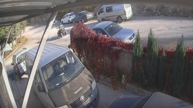 Konya'da ATV'nin park halindeki otomobile çarpma anı kamerada!