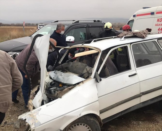 Konya'da kamyonetle otomobil çarpıştı: 1 ölü, 2 yaralı