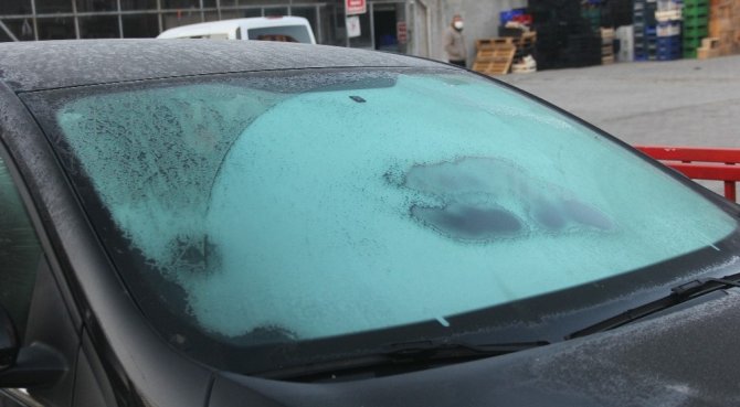 Erzincan’da araç camları buz tuttu
