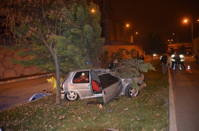 Ağaca çarpan aracın otomobil sürücüsü hayatını kaybetti