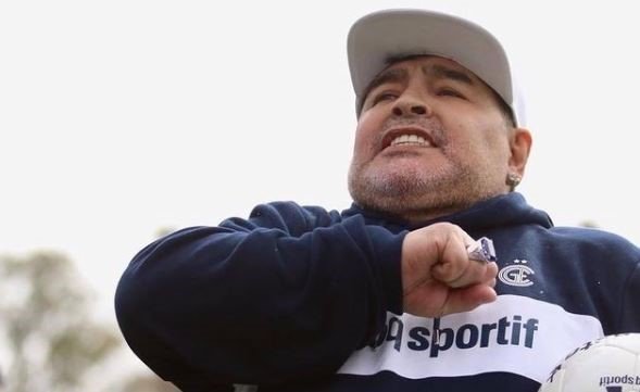 Futbolun efsanesi Maradona 60 yaşında hayatını kaybetti