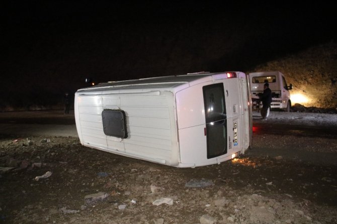 Elazığ’da minibüs devrildi: 3 yaralı