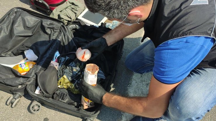 Yolcunun valizinde meyve suyu kutusuna zulalanmış uyuşturucu ele geçirildi