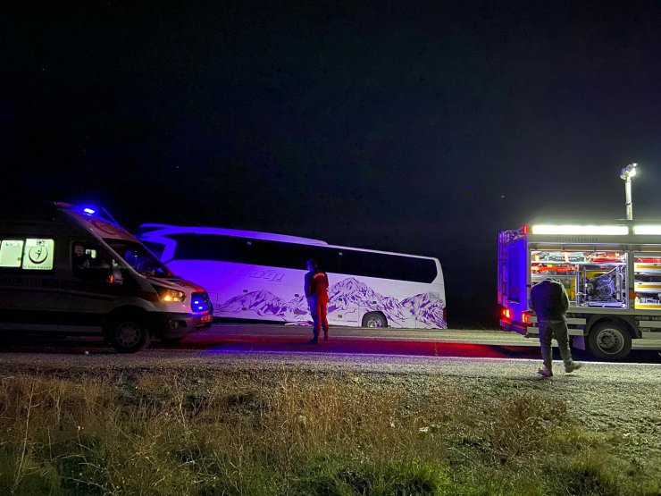 Otobüsle minibüs çarpıştı: 1 ölü, 2'si çocuk 5 yaralı