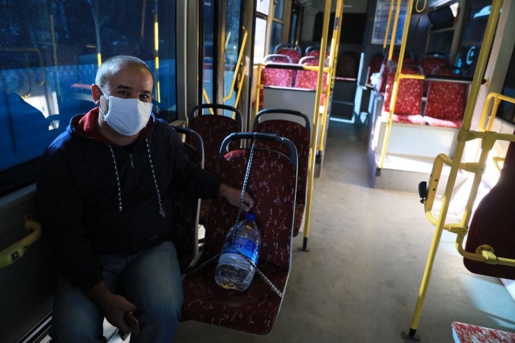 Otobüste 5 litrelik plastik su bidonuyla koronavirüs önlemi