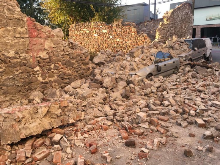 Depremin kalıntıları Konak'ta kaldı