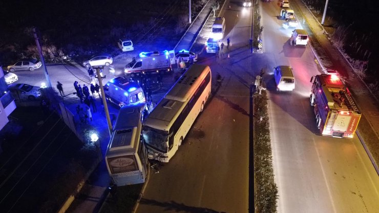 Kütahya'da işçi servisi ile halk otobüsü çarpıştı: 12 yaralı