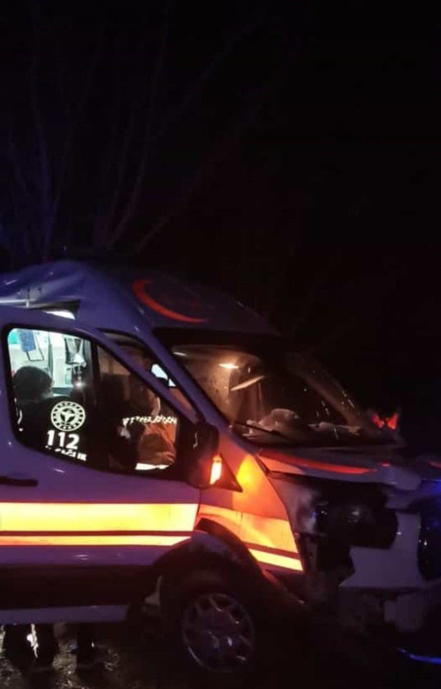 Hasta nakleden ambulans kaza yaptı: 3 yaralı
